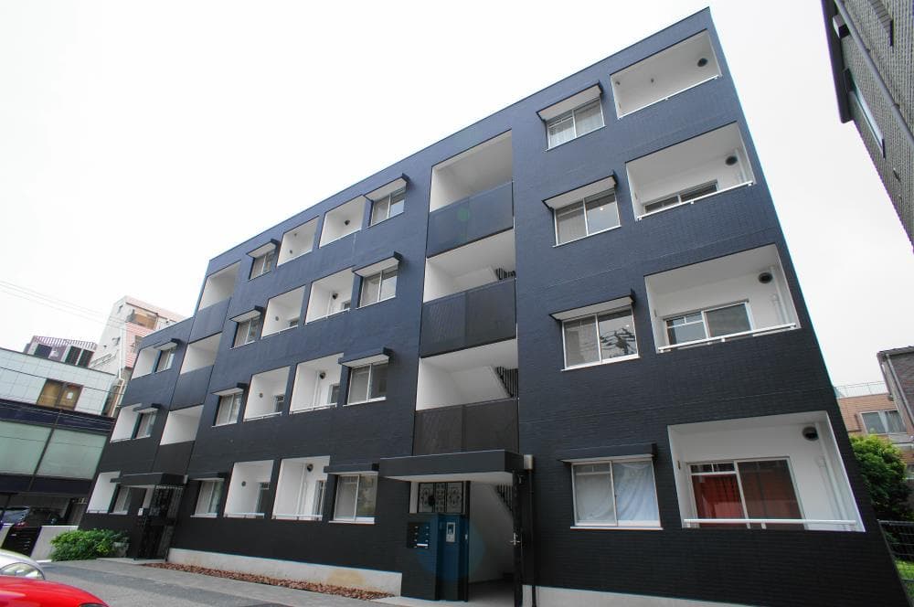 2LDK Mansion in Minato, Tokyo - Image 1
