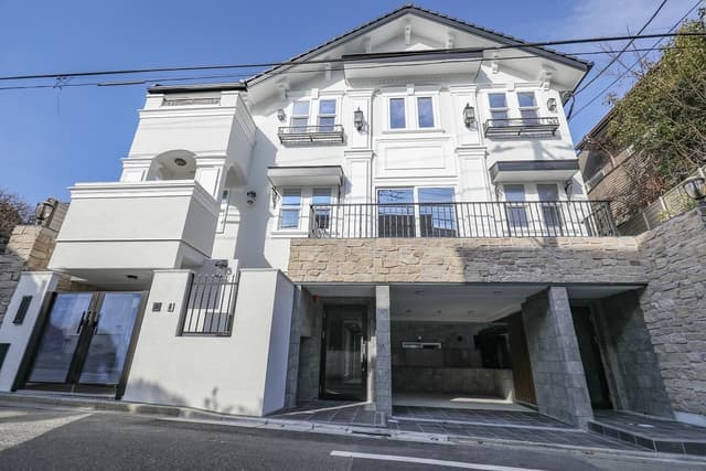 4LDK Apartment in Meguro, Tokyo - Image 1