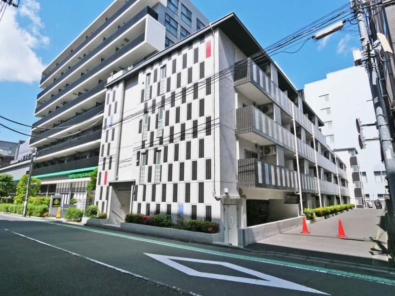 1K Mansion in Shinjuku, Tokyo - Image 1