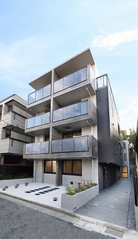 1LDK Mansion in Minato, Tokyo - Image 1