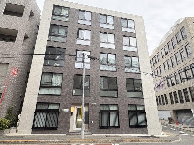 1LDK Mansion in Shinjuku, Tokyo - Image 1