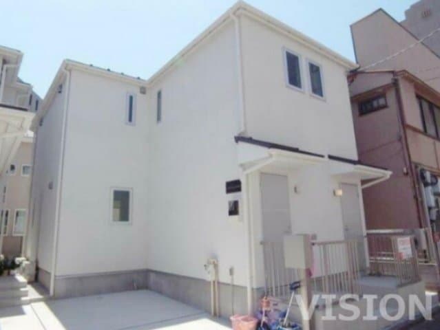 2LDK Apartment in Shinjuku, Tokyo - Image 1