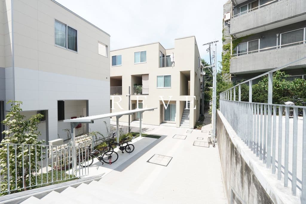 2LDK Mansion in Minato, Tokyo - Image 1