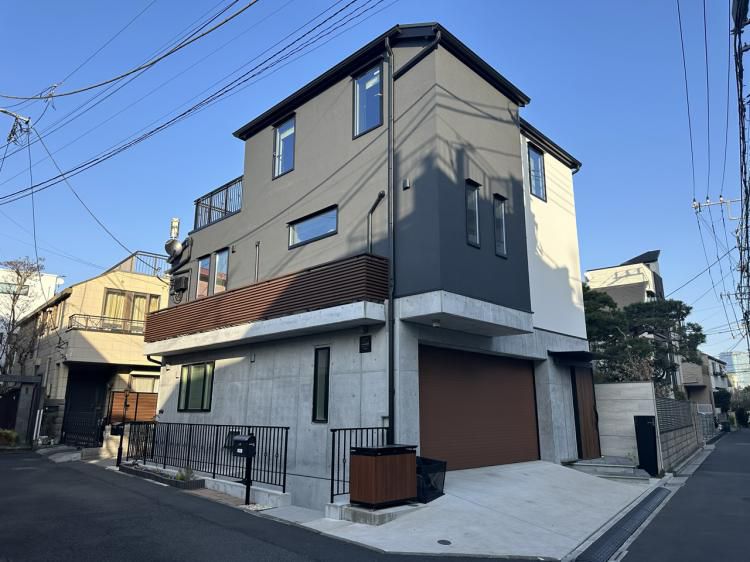 2LDK Mansion in Shibuya, Tokyo - Image 1