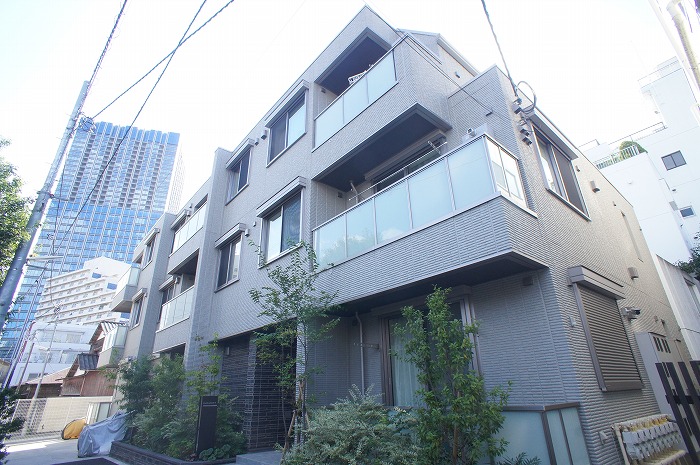2LDK Mansion in Shinjuku, Tokyo - Image 1