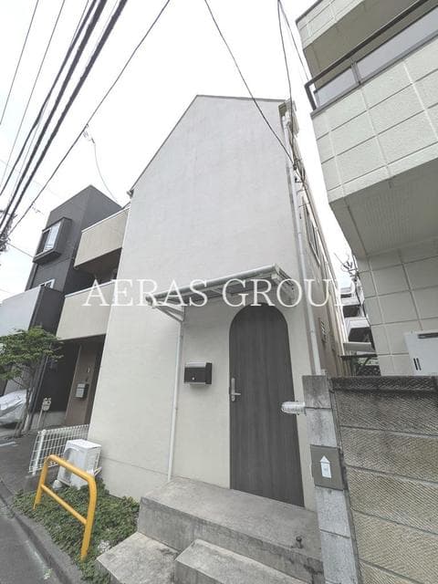 4LDK Apartment in Shinjuku, Tokyo - Image 1